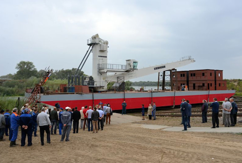 ОАО «Порт Коломна» спустил на воду головной плавкран